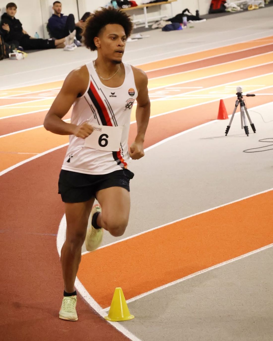 Travis Collet en course, dossard 6, en salle