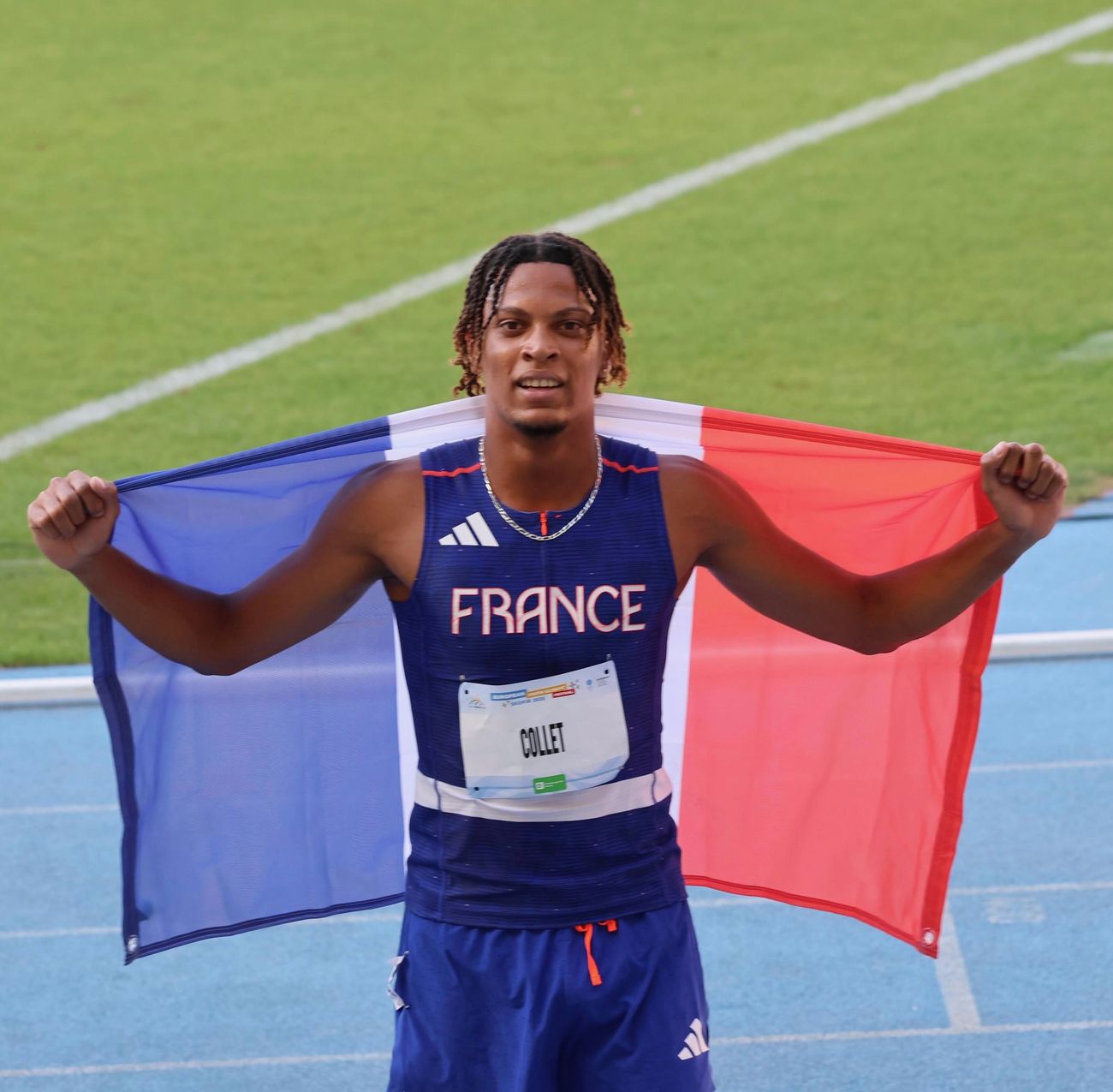 Travis Collet avec le drapeau francais